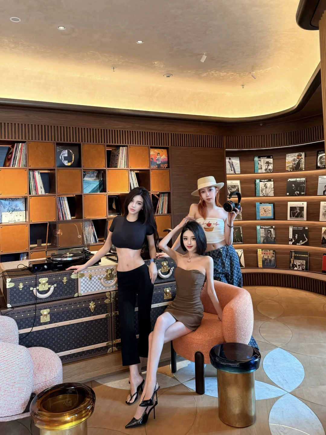 LV🚢 ☕️👭