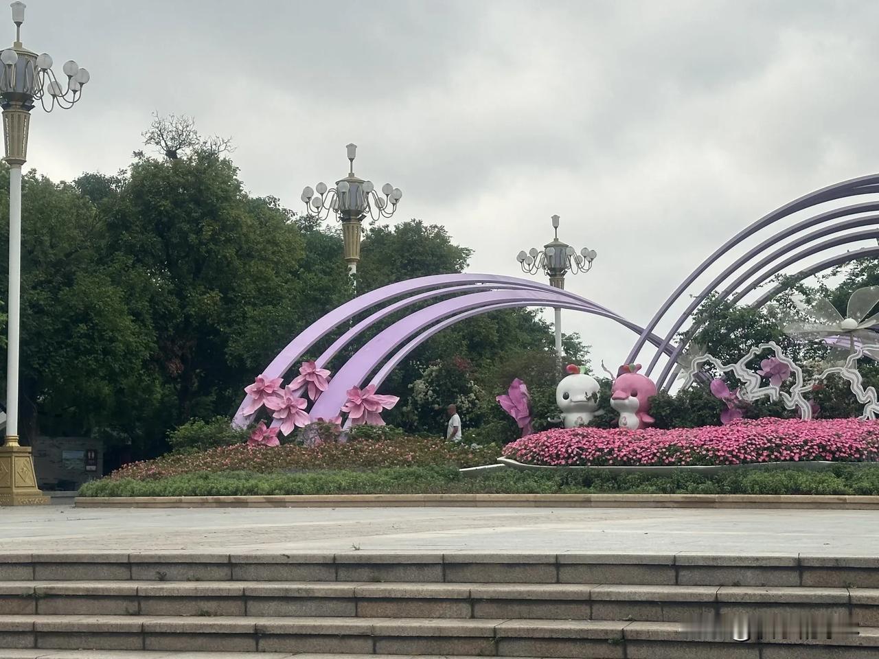 这事儿我想过好多回。要说完全不缺钱，银行卡里躺着花不完的数字，那我肯定先睡三天懒