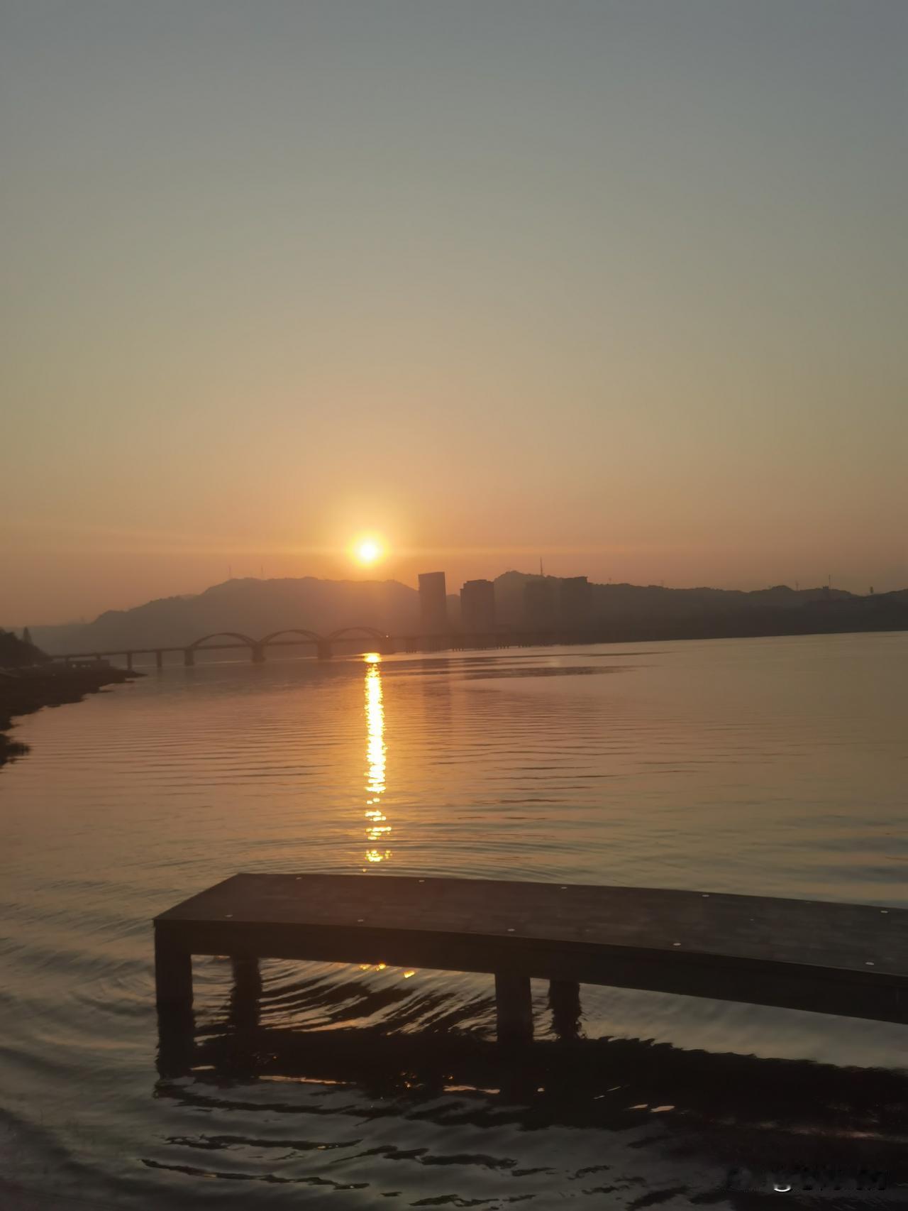 富春江畔夕阳西下