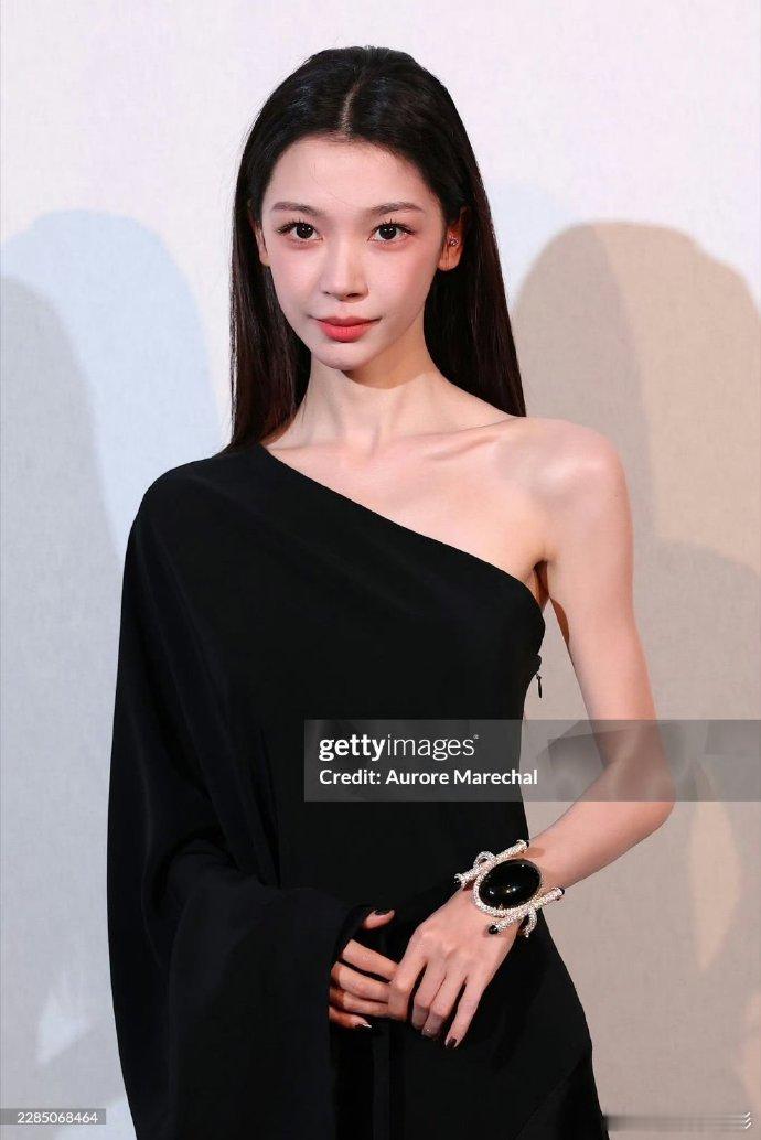 易梦玲巴黎高定周第三套 易梦玲巴黎高定周第三套造型，黑长直+黑裙look，好瘦啊