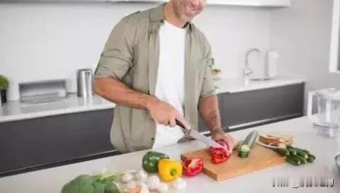 近来我发现身边经常下厨的几个中老年男人都变痴呆了，玩智能手机反应迟钝，电脑打字变