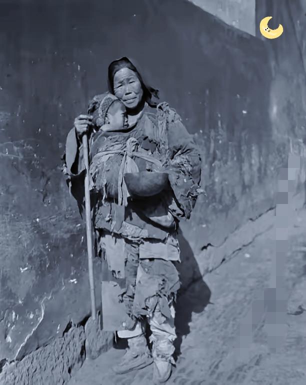 1949年平江刚解放，一位衣衫破烂、看着像乞丐的妇人牵着孩子走进县委大院，开口就