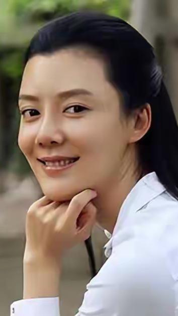 车晓，1982年生于北京，毕业于北京电影学院，母亲是国家一级演员王丽云，出身演艺