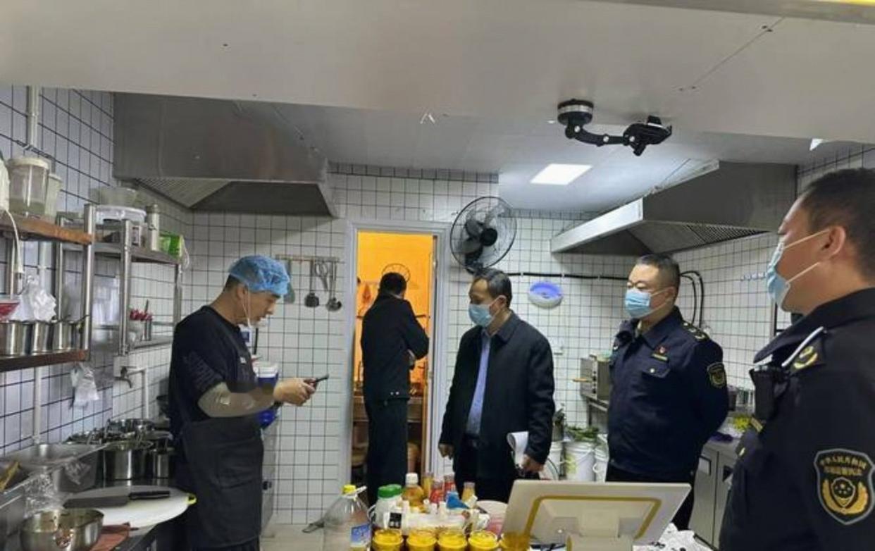 万万没想到。广东佛山，一位男子去餐馆吃饭，左等右等菜还没端上来，他就去后厨看看，