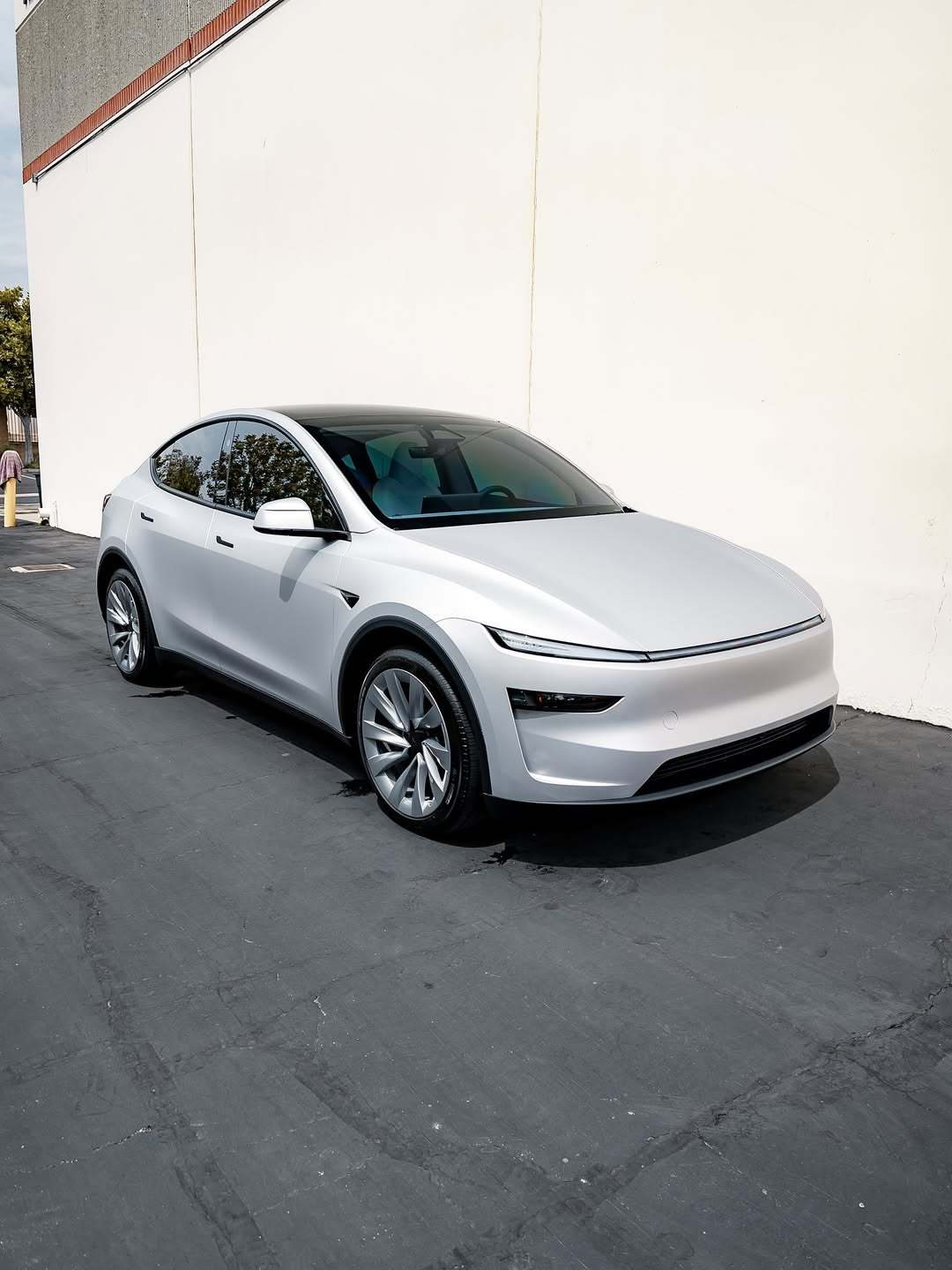 2025 年都要过完了，全民智驾已经从“炫技”变成“标配”了，但特斯拉依然死死扣