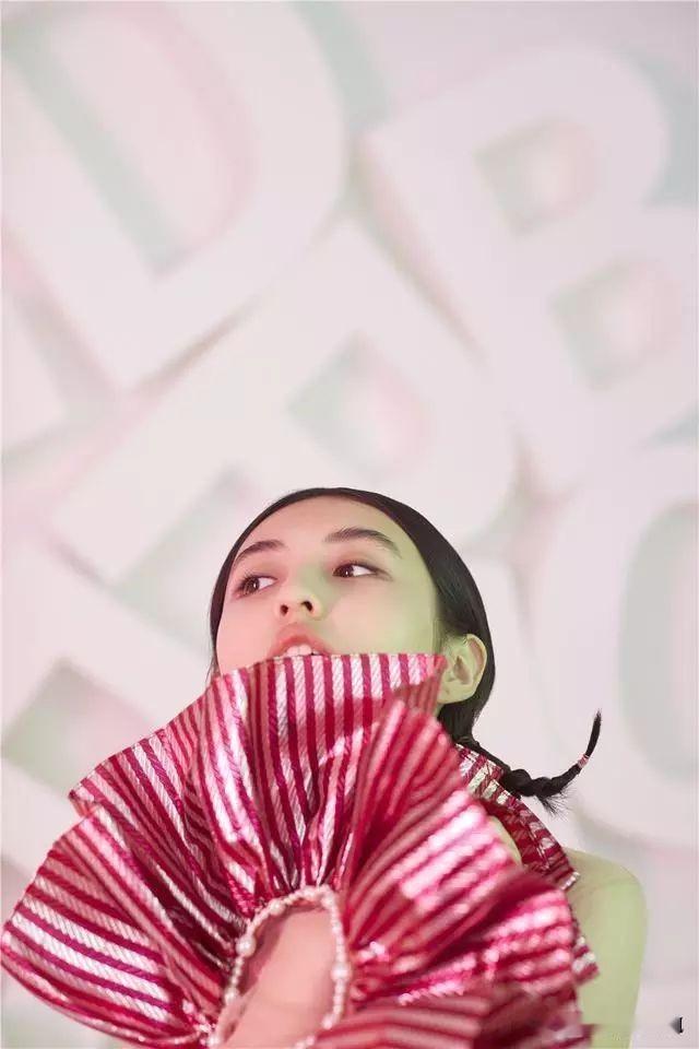 张子枫最近的状态引发热议，曾经灵气满满的 "国民妹妹"，如今却因过度消瘦让网友直