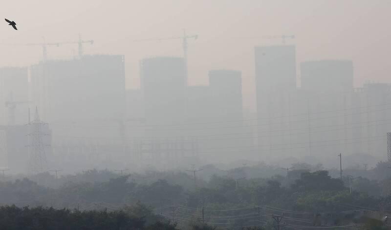 【印度空气污染恶化：婴儿呼吸困难不断哭闹 医院急诊挤爆 PM2.5超标20倍】海