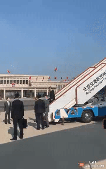 接待规格让人满意。不过，有人不满意了，这不，已经在网上开喷了——违反基本的外交礼