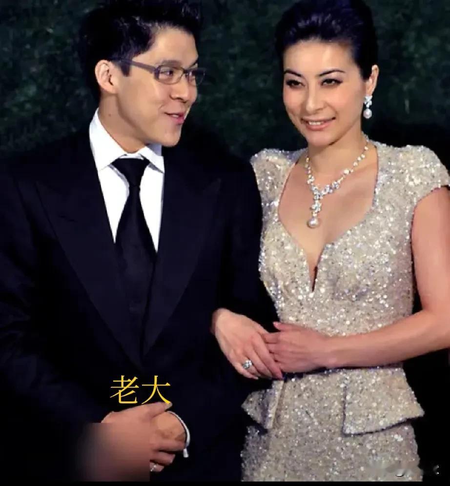 最近霍家三兄弟的事儿闹得挺火。一张合影把郭晶晶、娜然、南风列为霍家儿媳，结果引发