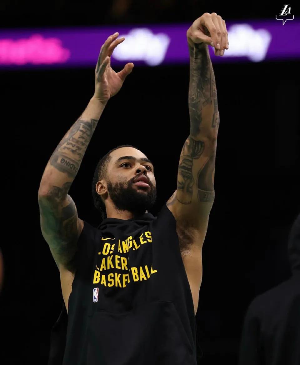 留下自然是好
但是真的好怕他又去打无球
WOJ：“湖人希望留住拉塞尔。” ​
穆