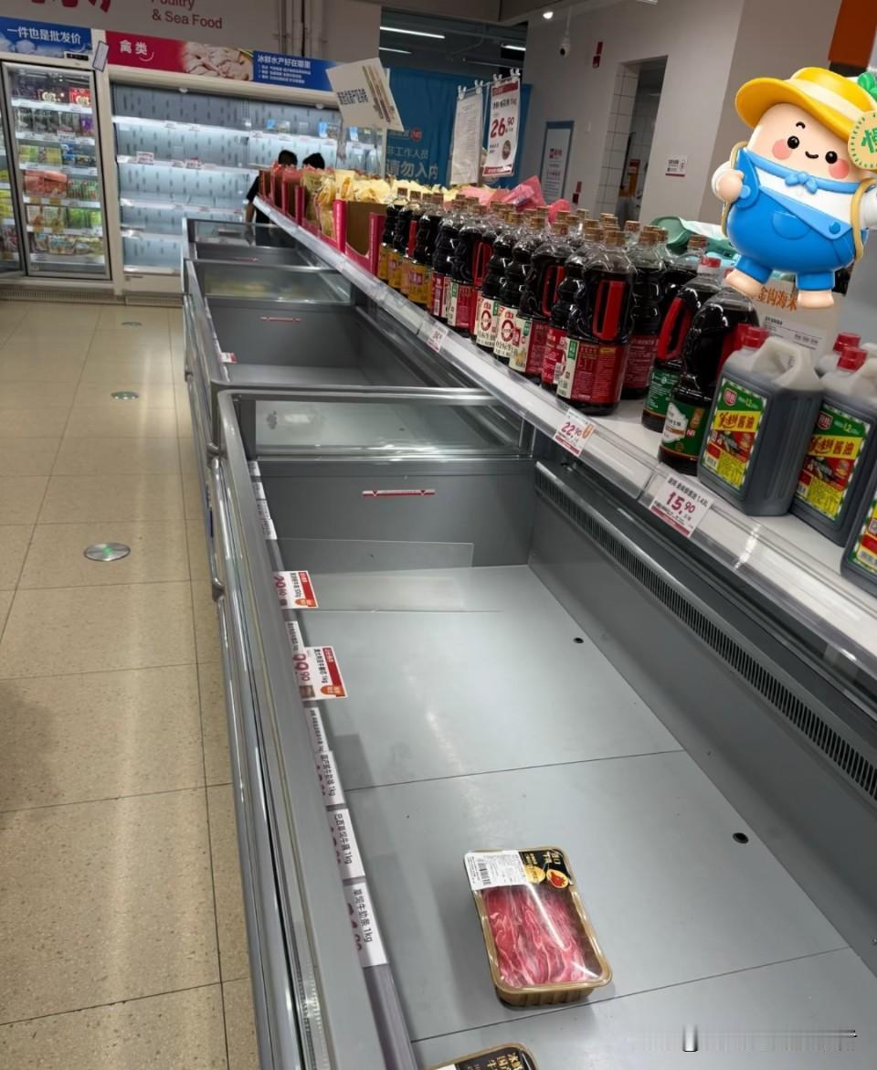 今天逛超市，第一次见这么多人以及空空如也的超市。
看来大家准备得够充分啊 ​​​