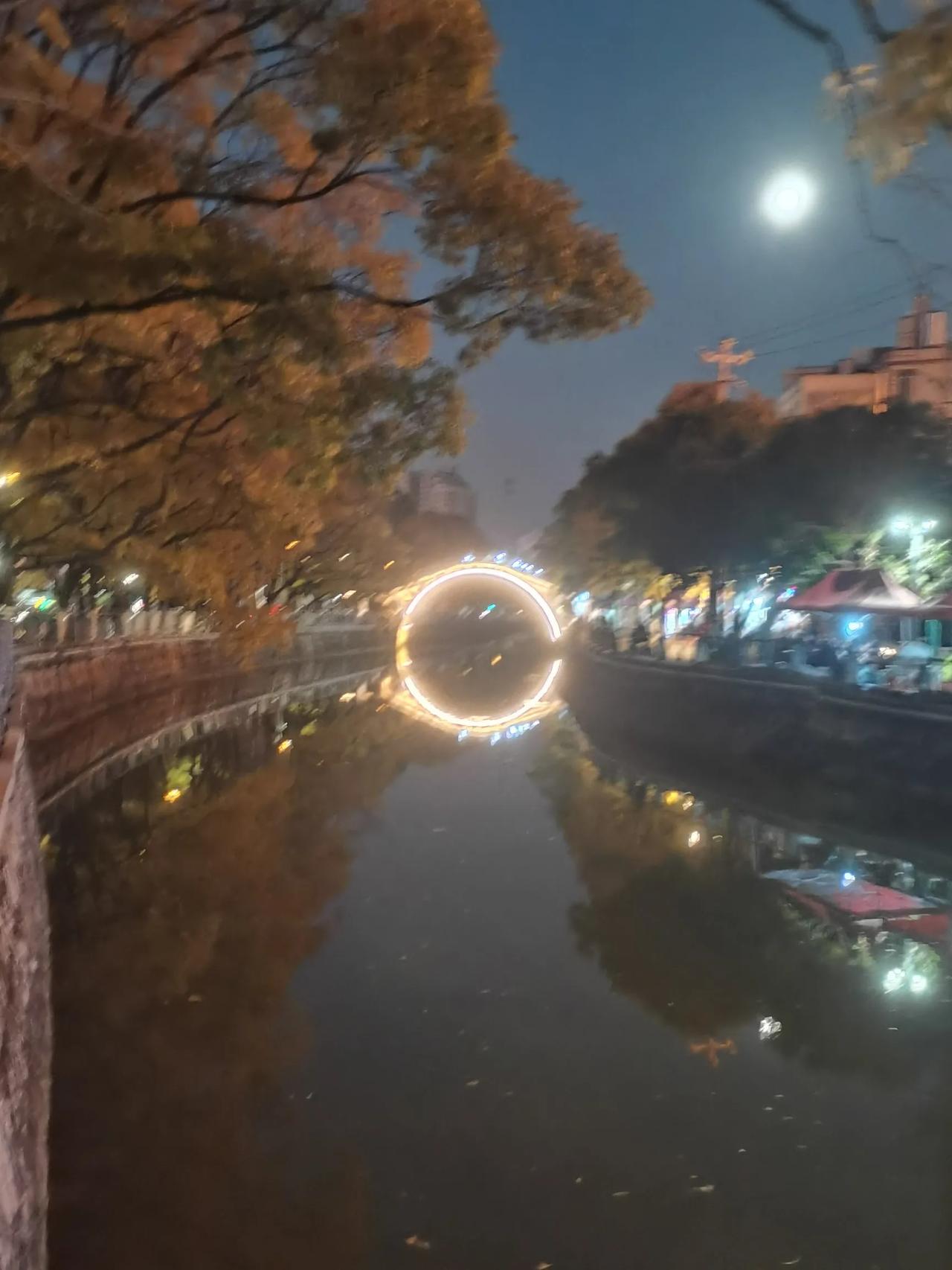 大家昨天晚上有没有注意
就是昨天晚上的月亮🌙特别的大，特别的漂亮啊！刚好昨天晚