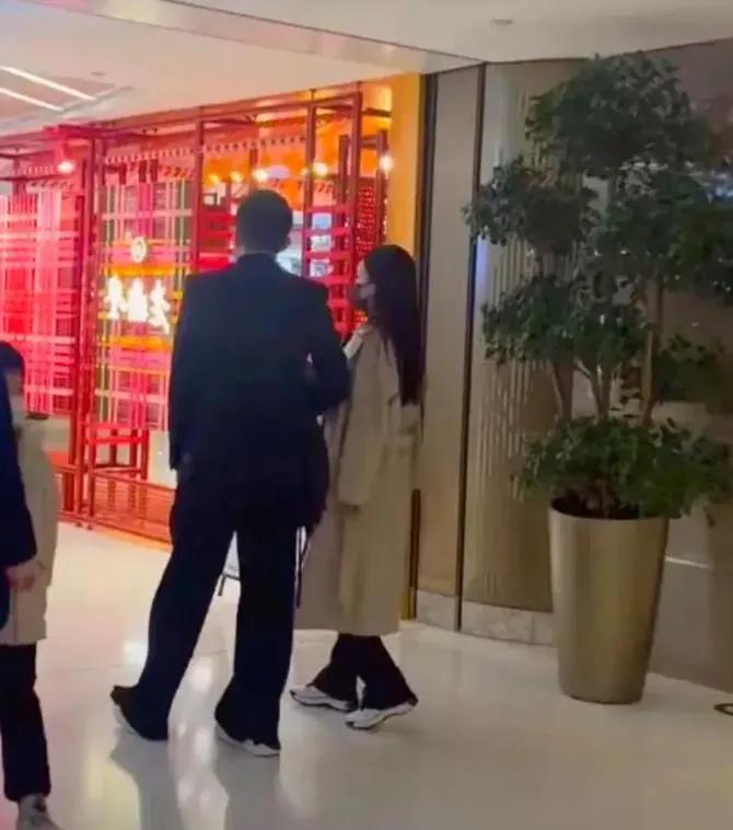 又换女友了！羡慕汪小菲和王思聪这样的富二代，身边从来不缺女友。
圣诞夜又网友拍到