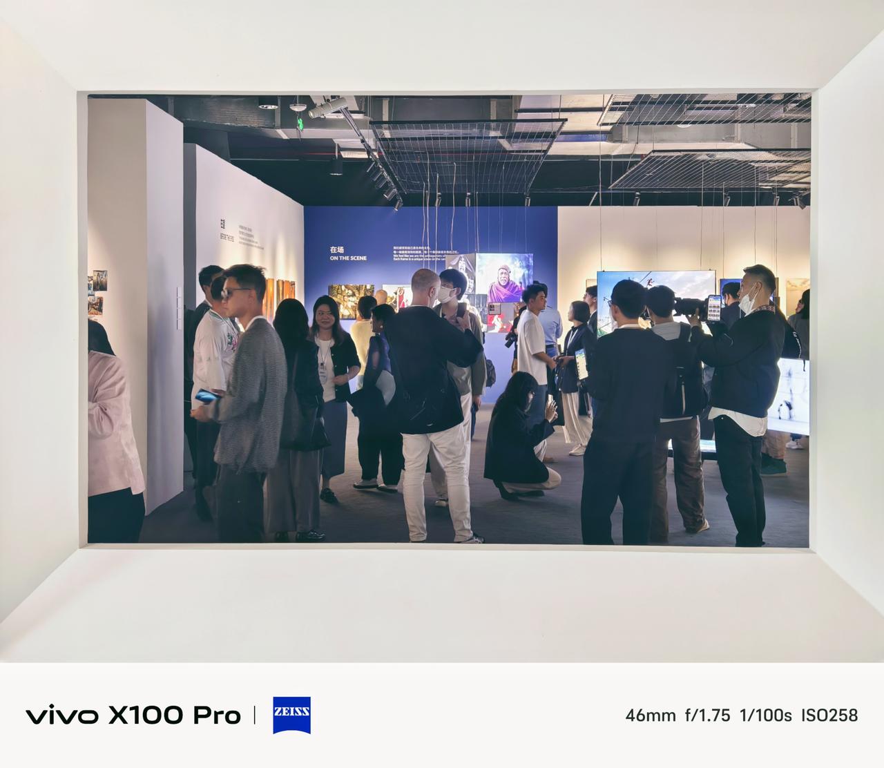 #vivo影像加# 来都来了，去看看其他展出的摄影作品，学习。[老师好]