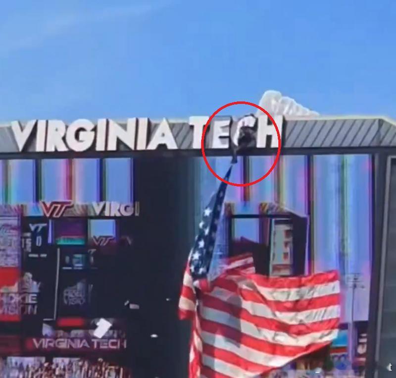 美国大学橄榄球赛开场突发意外 跳伞员挂在记分牌上获救海外新鲜事 美国弗吉尼亚理工