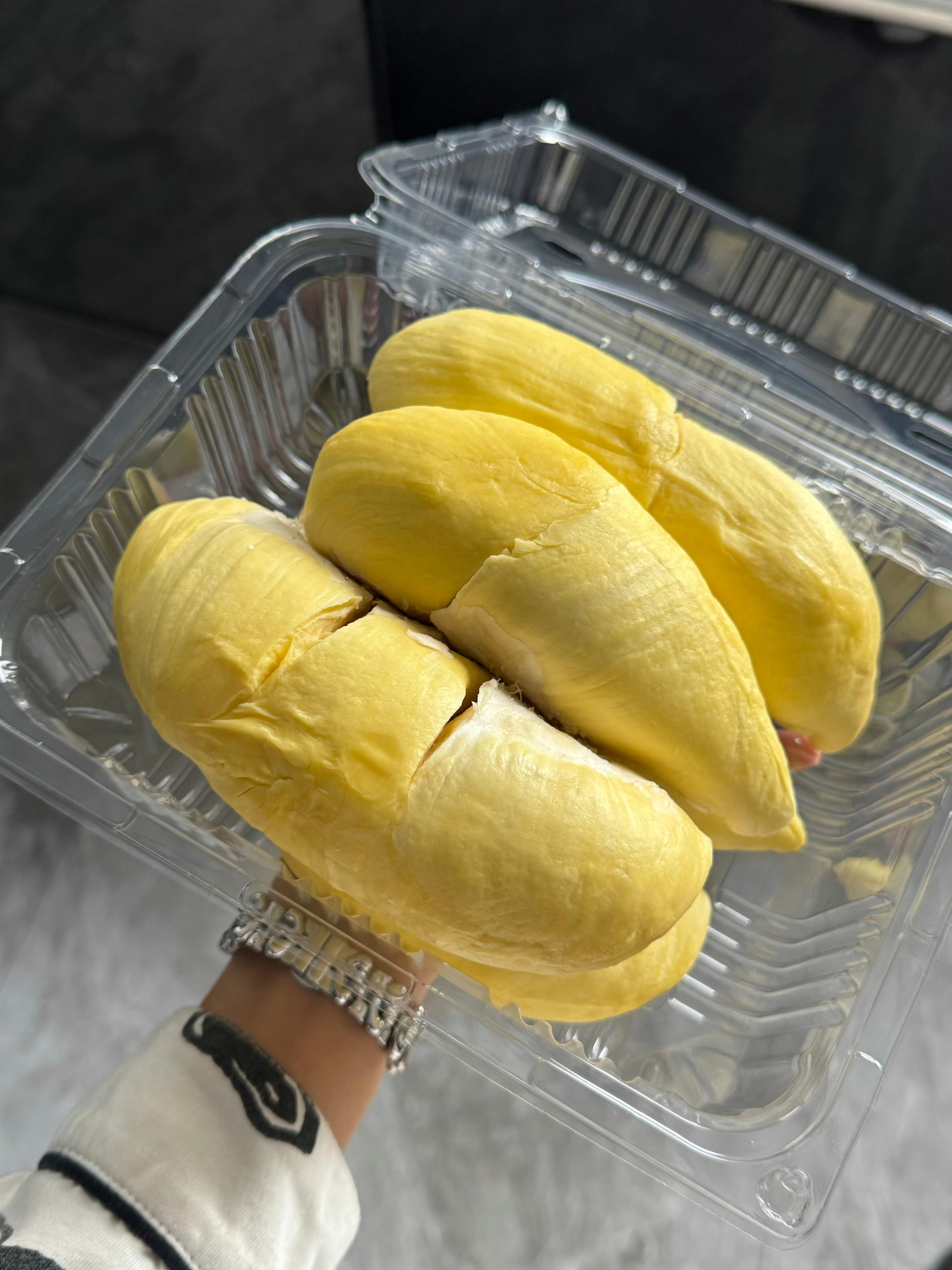 我一有钱就买东西孝敬自己。 