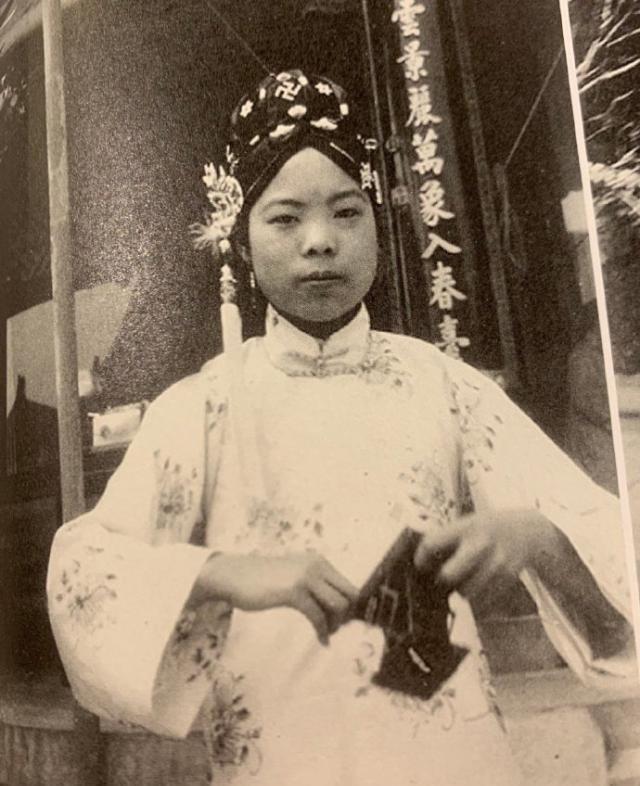 1953年北京一位妇女临终前告诉清洁工丈夫，她的真实身份竟是曾经的大清朝皇妃
1