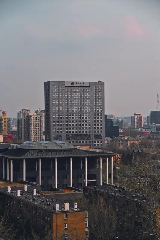 要说最美的风景照片，我脑海里浮现出北大春天和桂林的景象。北大的春天，垂柳新翠，百