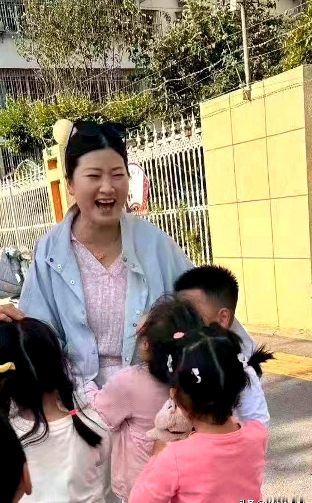 热熔胶老师陈琳这事，真是看得人心里发堵。
表面上在家长面前笑呵呵，背地里却让孩子