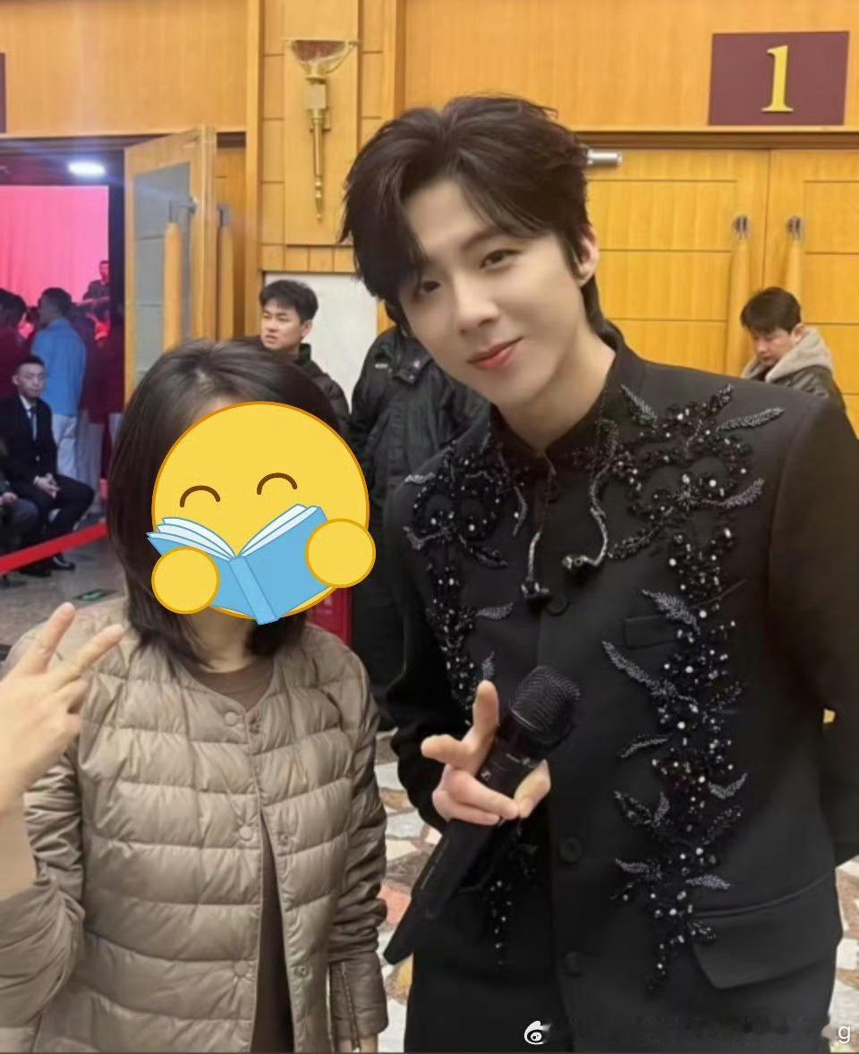 摩登兄弟去年元宵晚会后台合影！今年再看才发现宇宁这个手好大！我要是拿着话筒🎤是