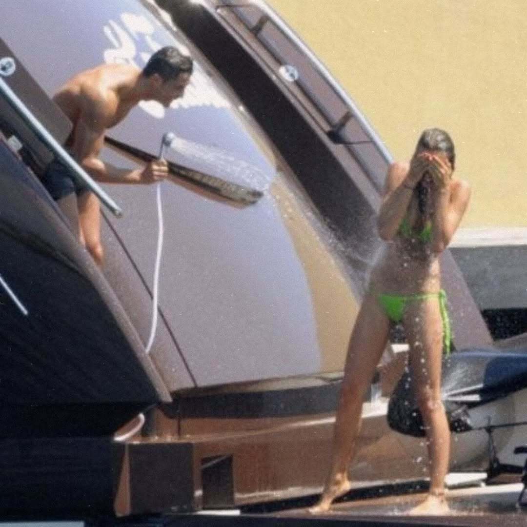 C罗c罗 滋水的小狗 