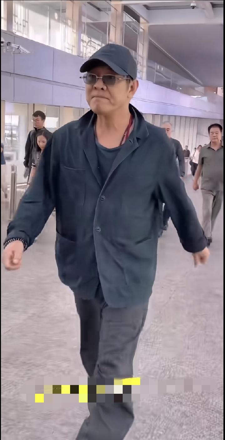 这还是当年的李连杰吗？简直看不出来。
 
一身简单休闲装束，帽子墨镜加持，行走在