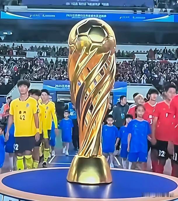 苏超奖杯的设计颇为有趣。依我非官方解读，底座象征江苏，十三根散射的金色线条对应十