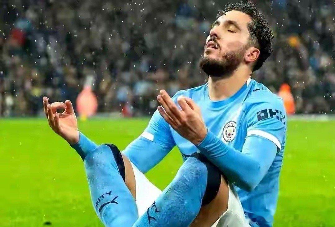 曼城眼看散架，丁丁远走，罗德里躺病床，球迷以为天塌。瓜秃子不慌，把切尔基往场上一