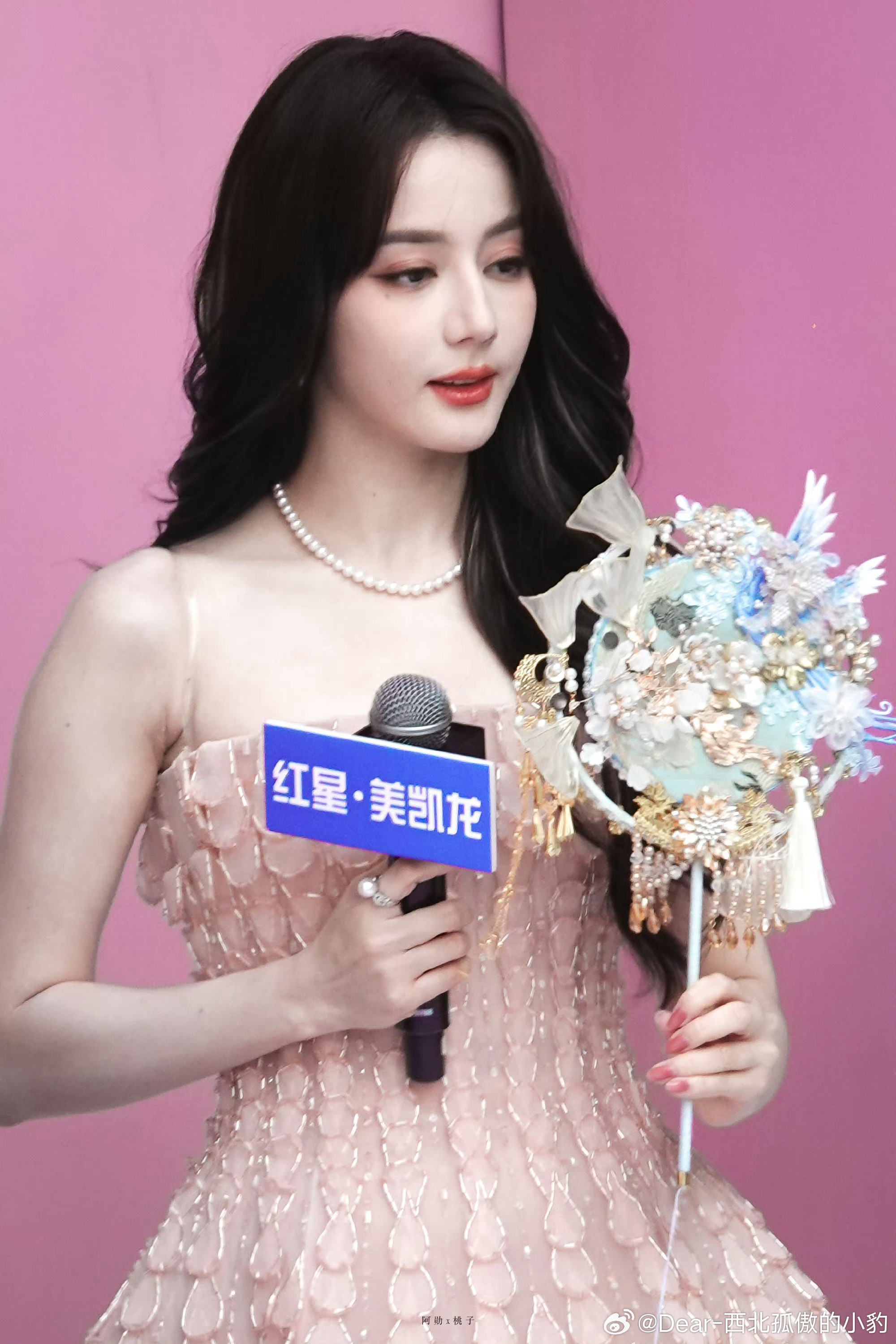 迪丽热巴 水蜜桃成精了美的好像芭比娃娃一样 