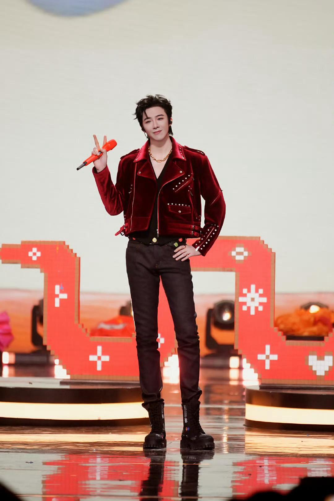 刘宇宁入耳动听欢乐  刘宇宁唱起来跳起来 刘宇宁湖南春晚舞台简直就是一场视听盛宴