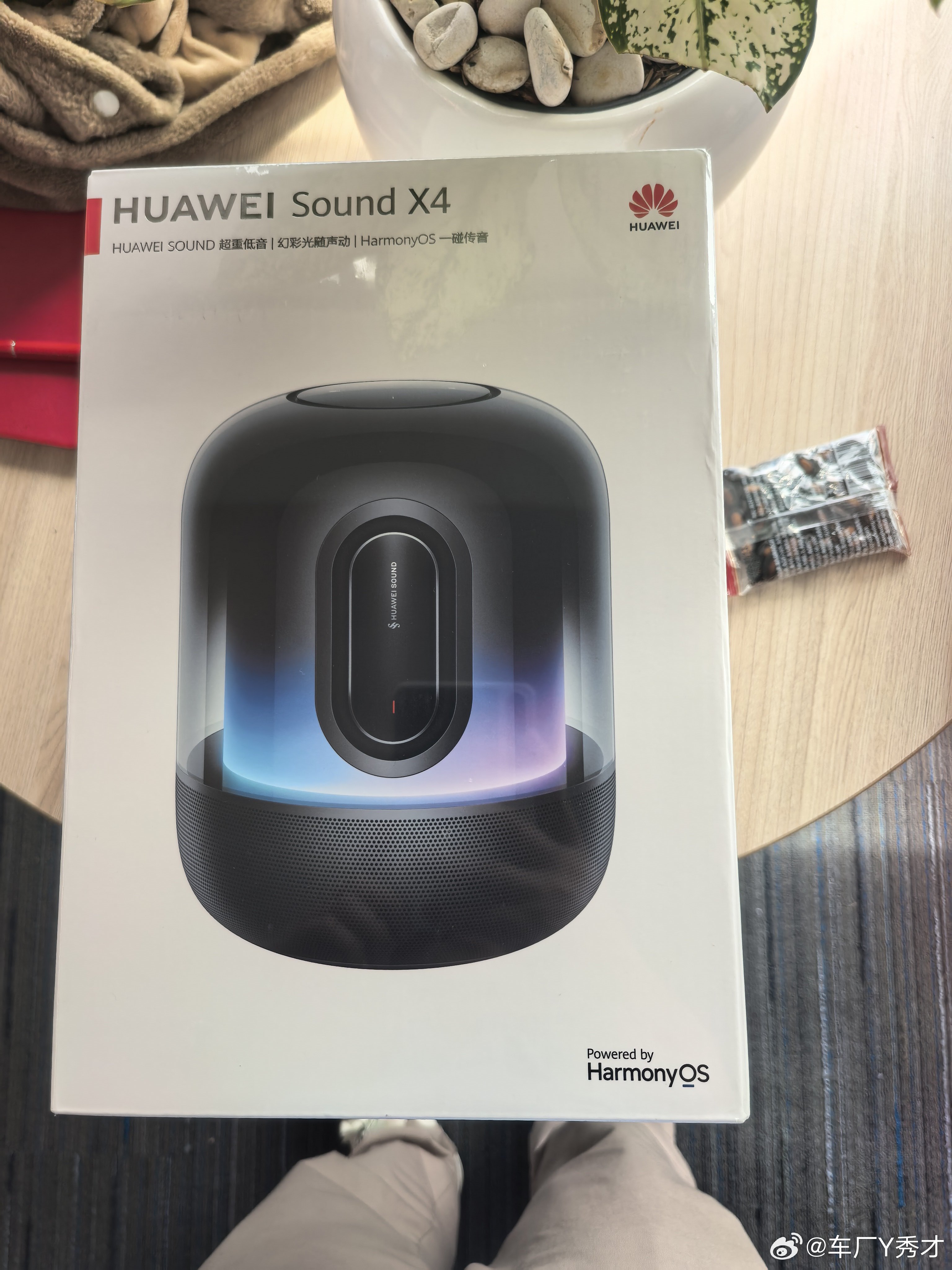同事太有生活品质了，驻外还带个这家伙（HUAWEI Sound X4）过来，本来