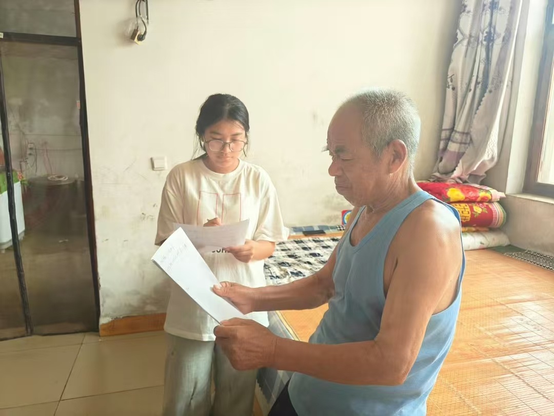 秦岭笑谈 桑榆脚步量民情，随迁融居暖人心】        近日，曲阜师范大学桑榆