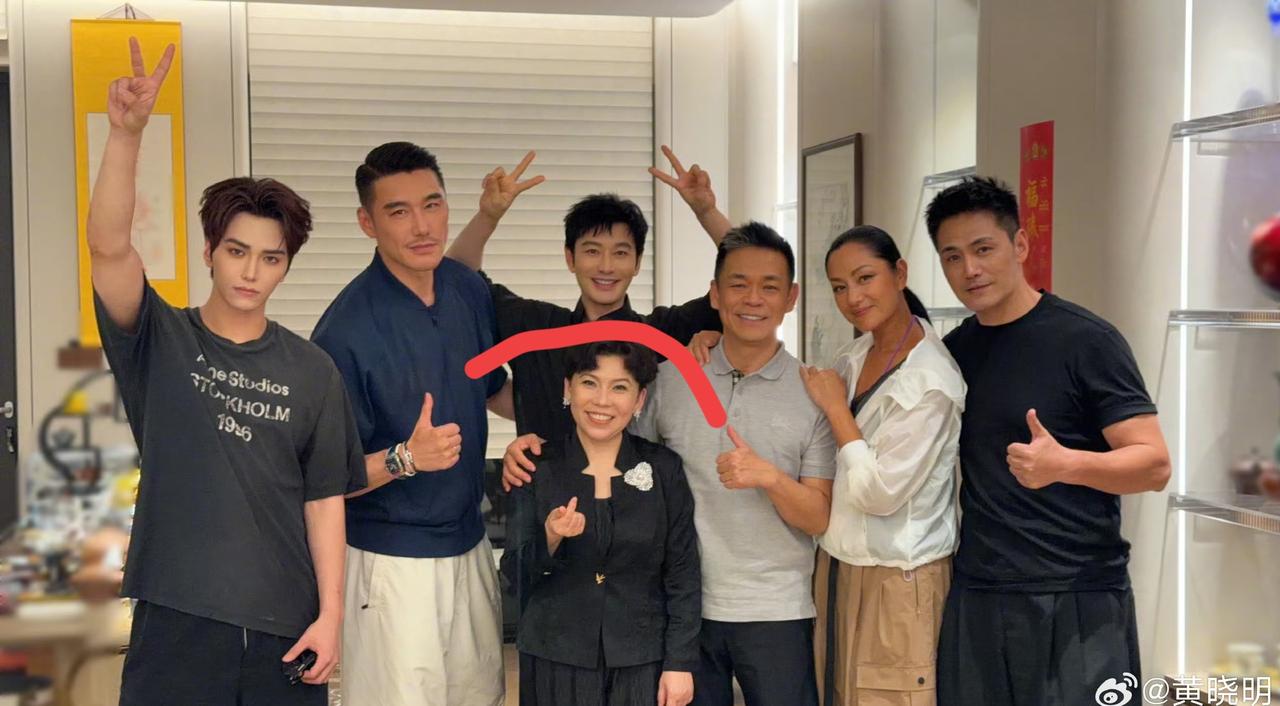 中间这个女人是谁啊？小小一只居然能站在C位，周围可都是顶流大明星啊！有人知道她是