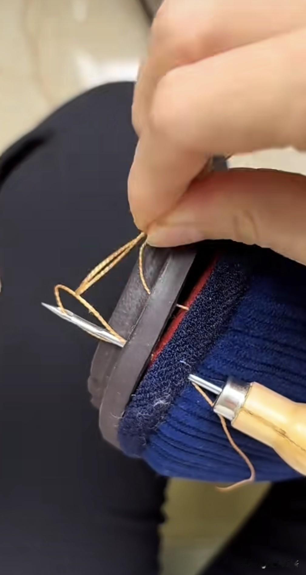 昨天晚上下雪了，今天早晨起来，感觉屋里有点凉，我找了一双棉拖鞋出来。

因为家里