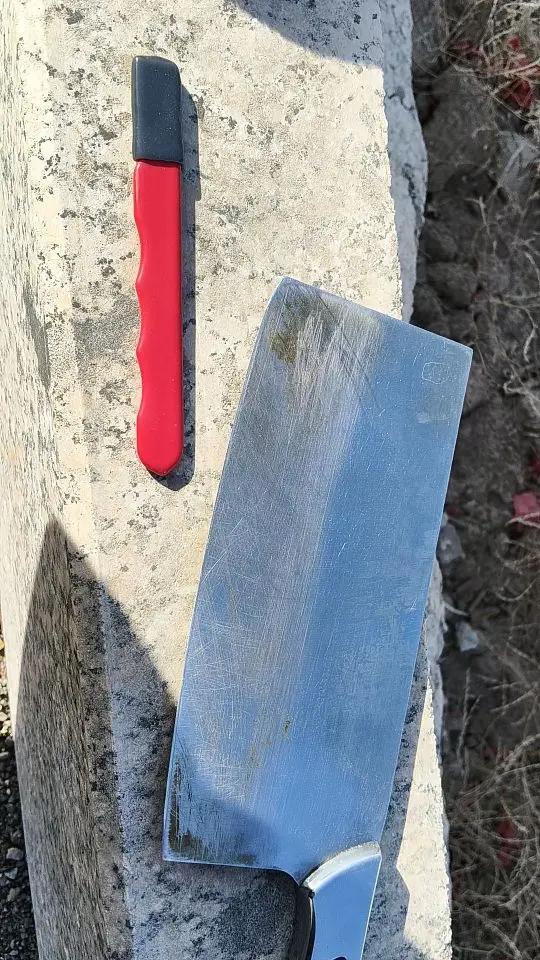 磨刀石挺小的很便于携带，磨刀很锋利。