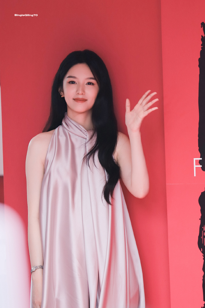 周也今日线下活动路透，这个越素越美的小女孩就这样美进人心里