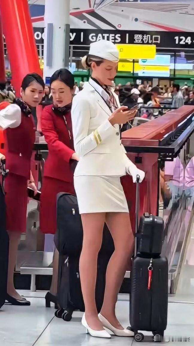 谁能看出来这位空姐是哪个国家的？颜值气质真的太出众了，连咱们国内的空姐路过都忍不