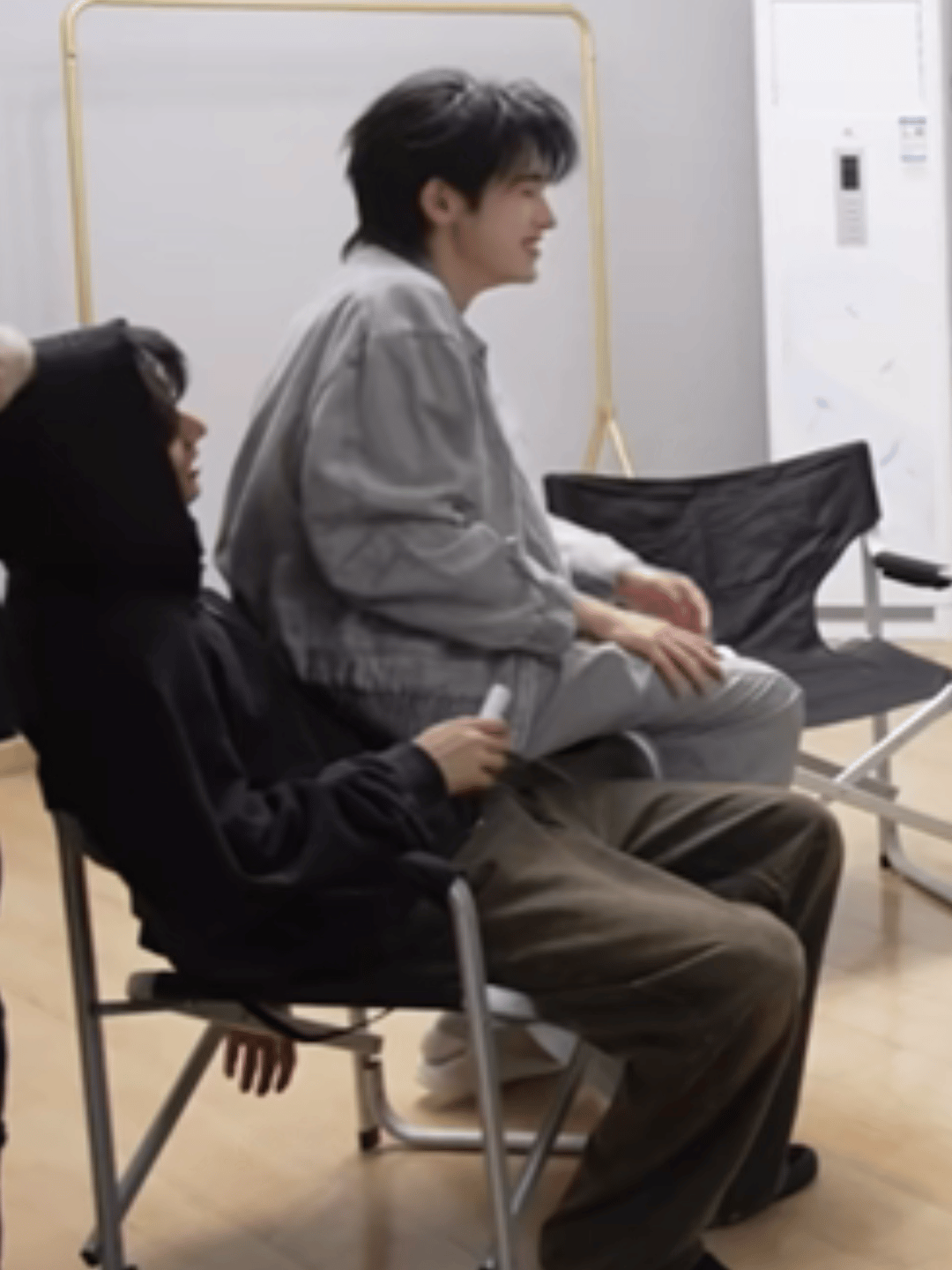 大发现，颂雅轩一笑整个人就会抖，刘要闻就会感觉到，颂雅轩第一次捂嘴笑刘要闻右手的
