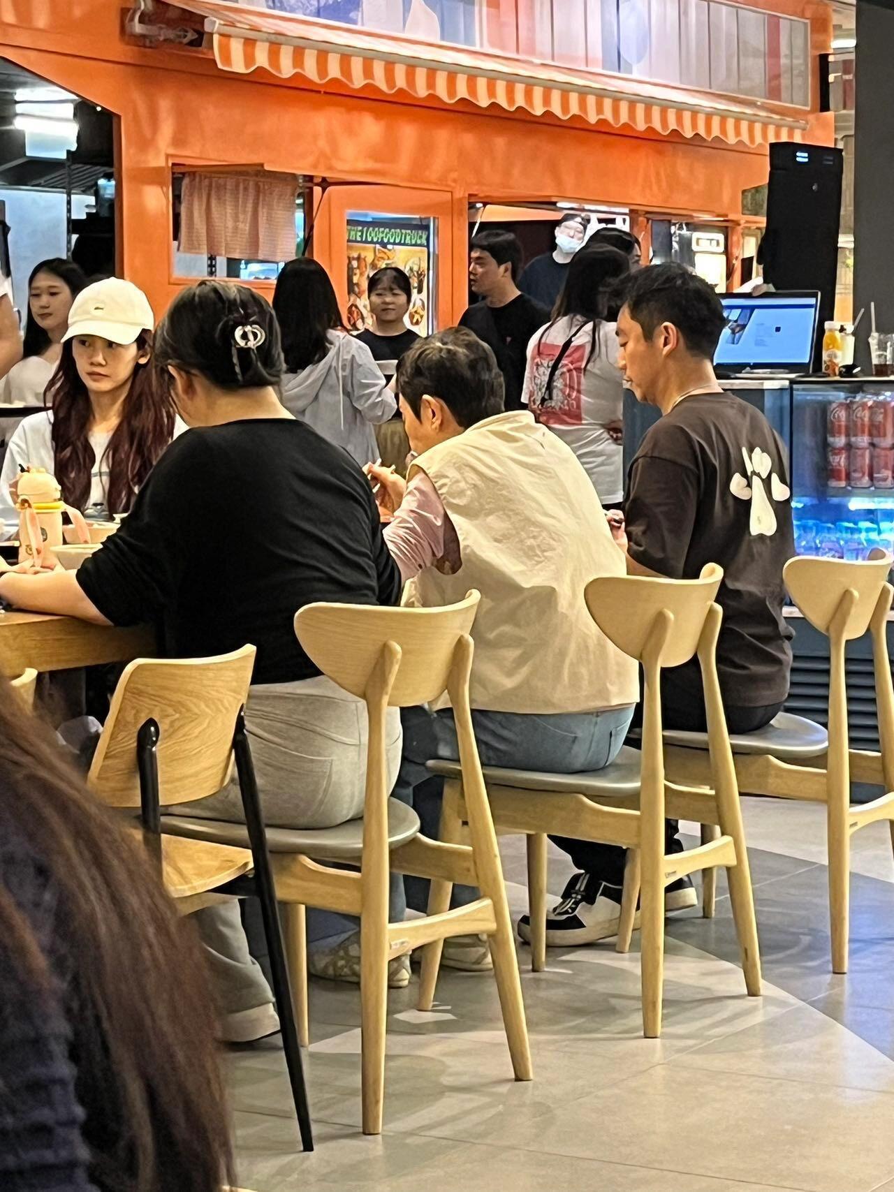 #韩国偶遇郑恺苗苗#网友韩国偶遇郑恺苗苗一起度假旅游[抱一抱]郑恺和苗苗真的好幸