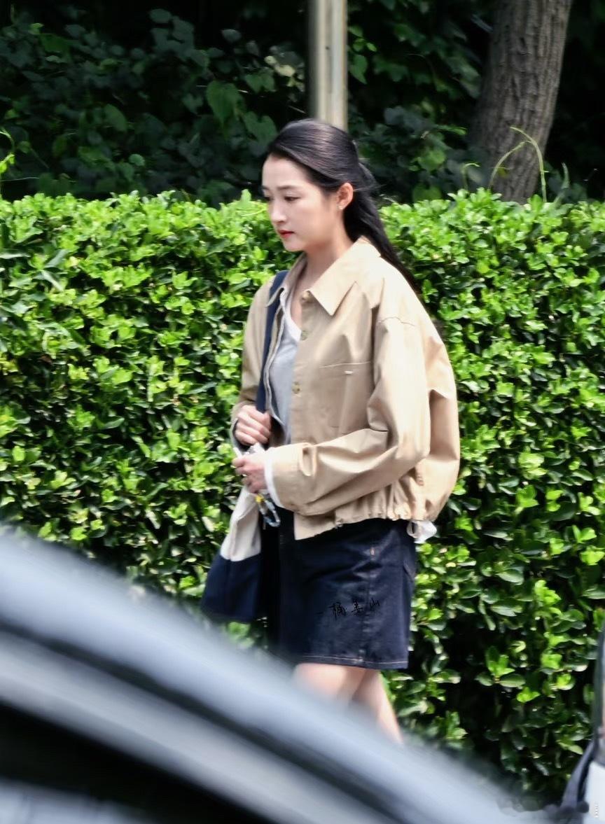 关晓彤说她杀青后，第一件事是修剪发尾就这个素素的皮肤状态最多18岁好吗看了好多晓