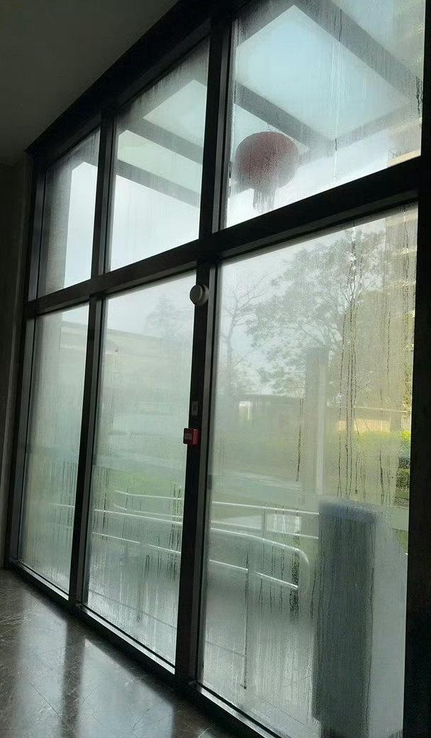 广州局地湿度高达91%，叠加30℃左右高温，形成“蒸煮模式”。墙面、地面持续渗水