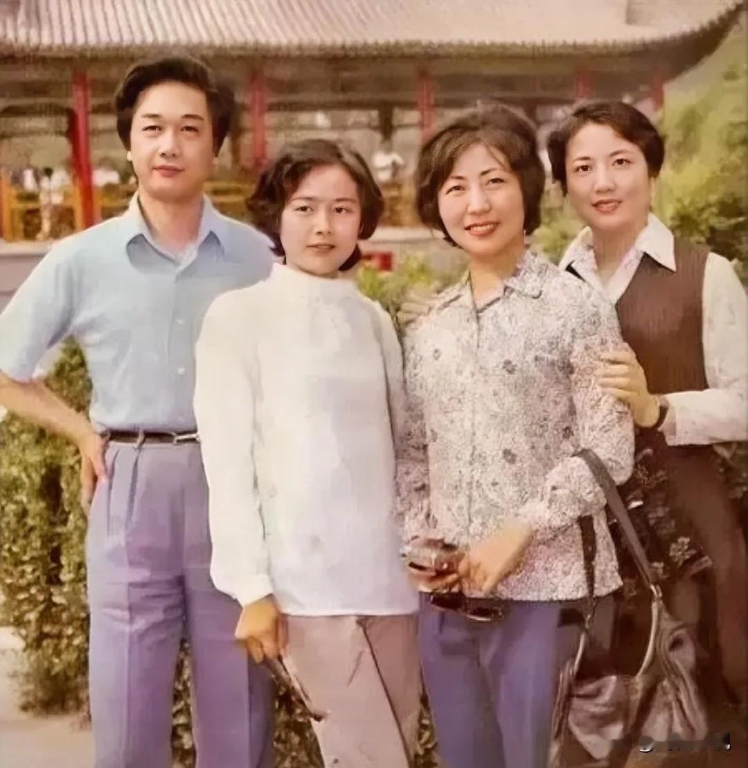 仔细一看，那时的李秀明明眸善睐，温婉如莲，一身朴素装束自带胡同烟火气，表演自然无