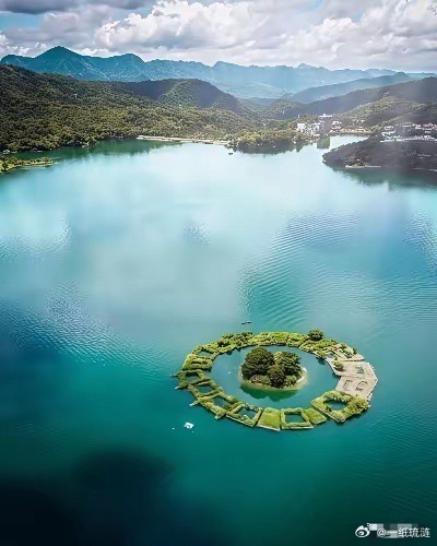 集体性的装聋作哑，本质上就是默许恶的蔓延。不敢说、不愿说、不能说，看似明哲保身，