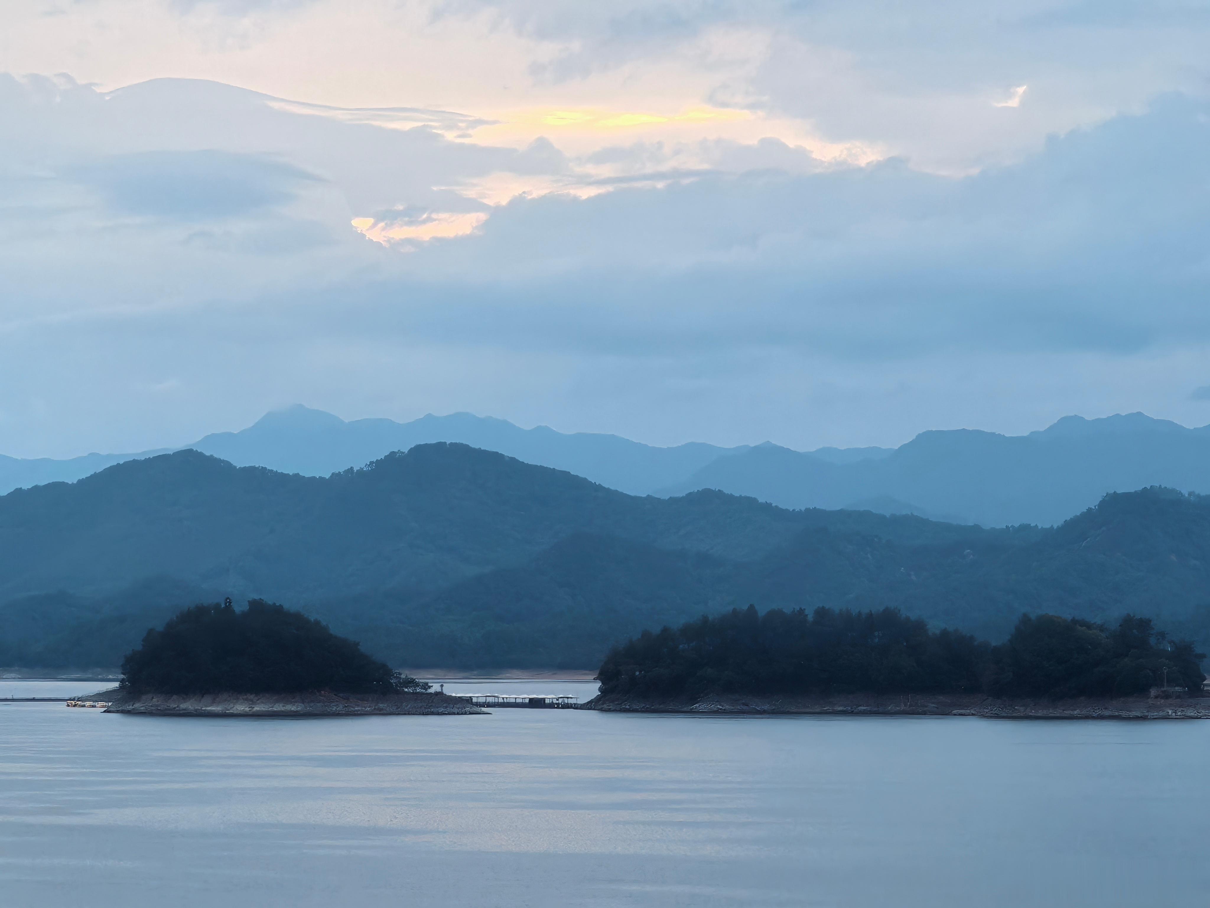 山水画，非写意，硬硬的写实啊 