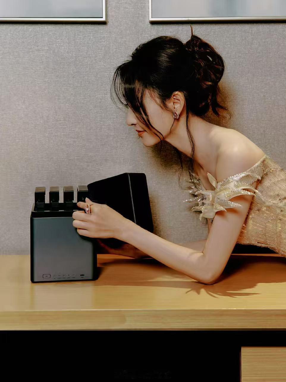 王丽坤40岁的年龄20岁的身材 救命！女神的冻龄秘籍藏不住，连打理回忆都这么讲究