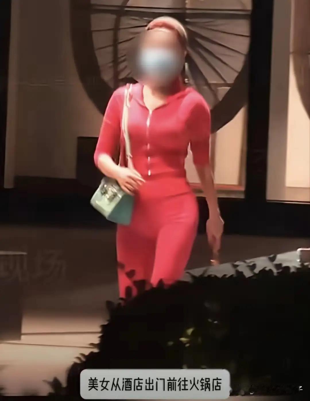狗仔视频里面，那位身材前凸后翘的红衣女子，把包贝尔一家推上了舆论的风口浪尖。
 