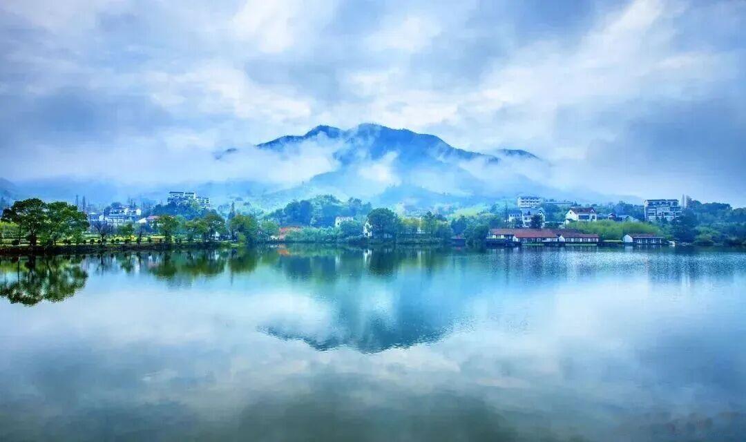 湖水静得像一面大镜子，远山裹着云雾，随手一拍都是好风景～ 