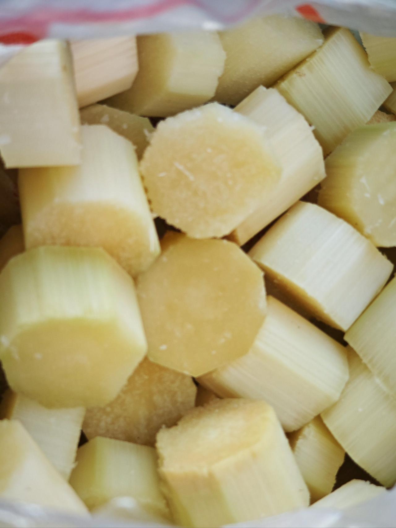 我家老公最喜欢吃甘蔗，每到这个季节，他只要出门，回家手里都是拎着一袋削好的甘蔗，