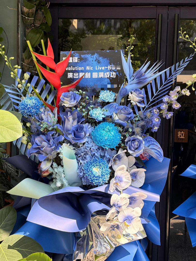 湖南卫视给谢霆锋送花篮湖南卫视给谢霆锋送花篮了过往节目留下很多名场面，缘分还在继