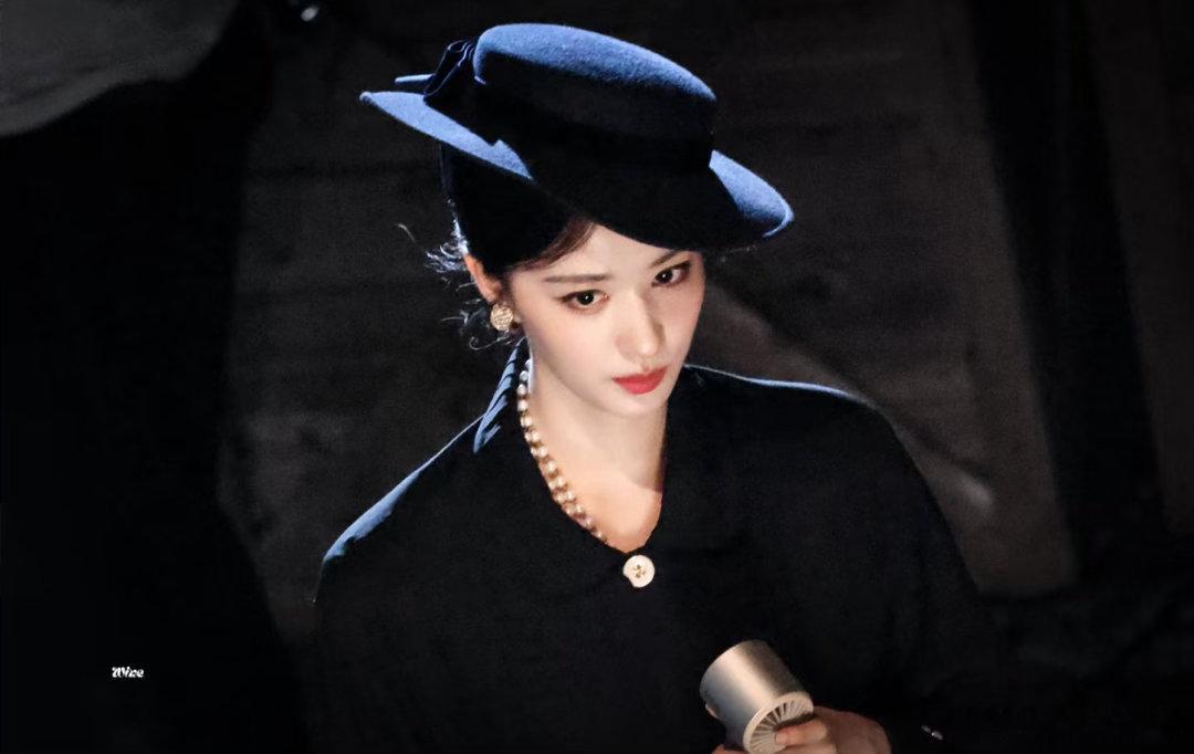 王楚然OMG真的美到我了所有人感受王楚然的雨夜裟椤从雨幕中走来的王楚然，像暗夜里